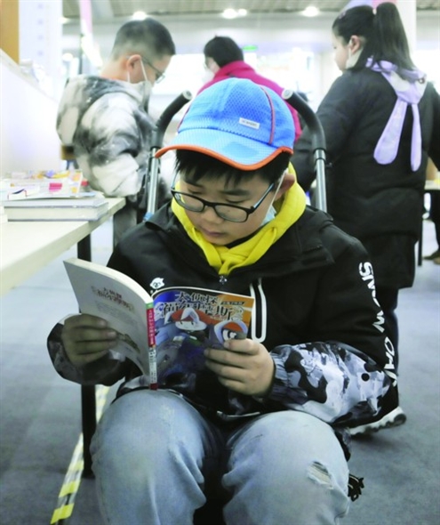 书市现场来了许多小“书虫”。本版图片记者王晓峰摄